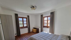 Basic Room, Courtyard View | In-room safe, desk, blackout drapes, iron/ironing board (on request) - La Civetta Bianca (Urbe)