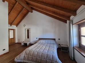 Deluxe-huone, kaupunkinäköala | Tallelokero huoneessa, työpöytä, pimennysverhot, silitysrauta/-lauta