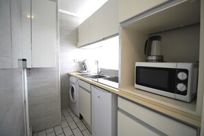 Kühlschrank, Mikrowelle, Herdplatte, Wasserkocher mit Kaffee-/Teezubehör