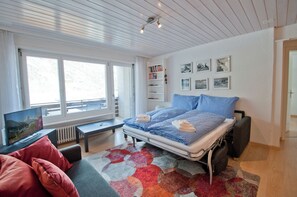 Appartamento Classic | Area soggiorno | TV a schermo piatto 32 pollici con canali via cavo
