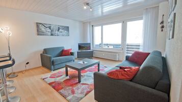 Klassiek appartement | Woonruimte | Een 32-inch flatscreentelevisie met kabelzenders