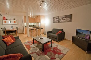 Classic Apartment | Living area | 32-inch flat-screen TV with cable channels - Apartment Hirle (Zermatt)