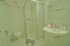 Classic Apartment | Bathroom | Shower, free toiletries, hair dryer, towels - Apartment Hirle (Zermatt)