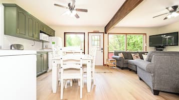 Smart-TV, Kamin, Bücher