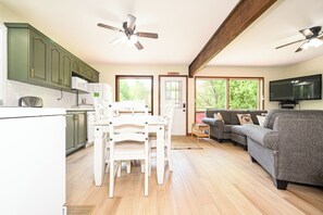 TV connectée, cheminée, livres