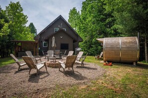 Property grounds - Cozy Family-Sized Cottage in Kearney - Hot Tub & Sauna 3 Min walk to Perry Lake (Kearney)
