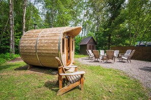 Outdoor dining - Cozy Family-Sized Cottage in Kearney - Hot Tub & Sauna 3 Min walk to Perry Lake (Kearney)