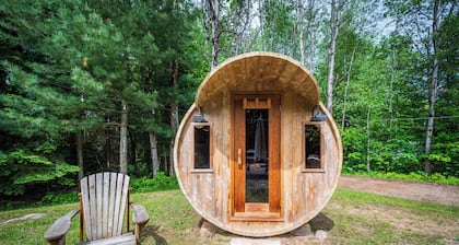 Cozy Family-Sized Cottage in Kearney - Hot Tub & Sauna 3 Min walk to Perry Lake