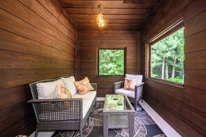 TV connectée, cheminée, livres