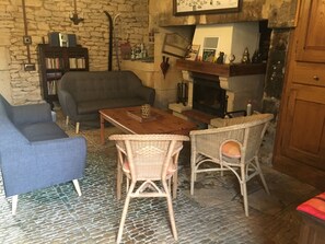 Télévision, cheminée, lecteur de DVD, table de tennis de table