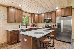 Cabin, 4 Bedrooms | Private kitchen | Fridge, oven, coffee/tea maker, toaster