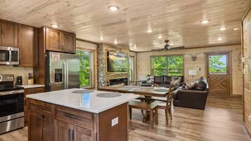 Cabin, 4 Bedrooms | Private kitchen | Fridge, oven, coffee/tea maker, toaster