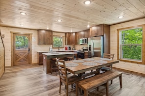 Cabane, 4 chambres | Cuisine privée | Réfrigérateur, four, cafetiÚre/bouilloire, grille-pain