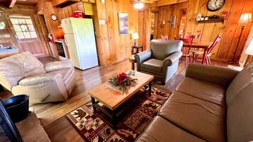 Cabin, 2 Bedrooms | Ruang tamu