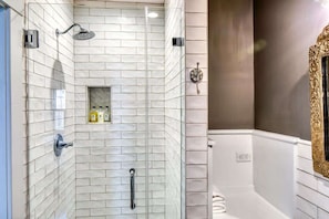 Dusche, Haartrockner, Handtücher, Shampoo