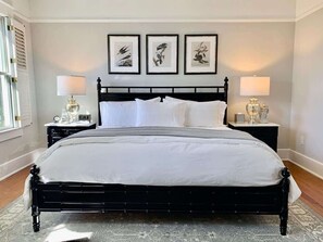 2 bedrooms, desk, iron/ironing board, free WiFi - The Shain Manor Parlor Suite (Savannah)