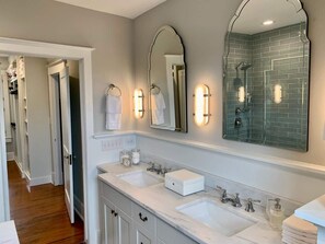 Dusj, hårføner og håndklær