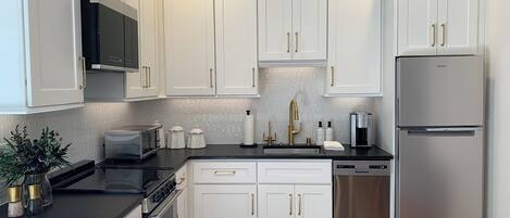 Réfrigérateur, micro-ondes, four, plaque de cuisson