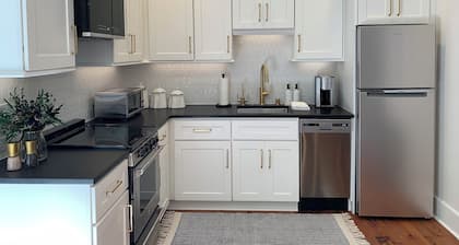 Welcome to Shain Manor! Newly renovated Garden Suite for 2 & outdoor oasis!