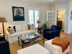 Smart TV, books - Welcome to Shain Manor! Newly renovated Garden Suite for 2  & outdoor oasis! (Savannah)