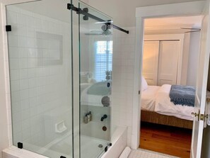 Shower, hair dryer, towels, shampoo - The Shain Manor Garden Suite (Savannah)