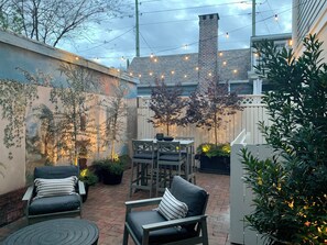 Outdoor dining - Welcome to Shain Manor! Newly renovated Garden Suite for 2  & outdoor oasis! (Savannah)