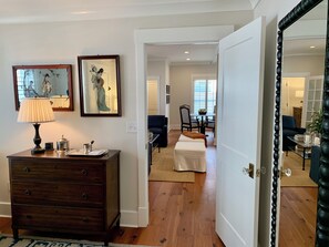 Smart TV, books - Welcome to Shain Manor! Newly renovated Garden Suite for 2  & outdoor oasis! (Savannah)