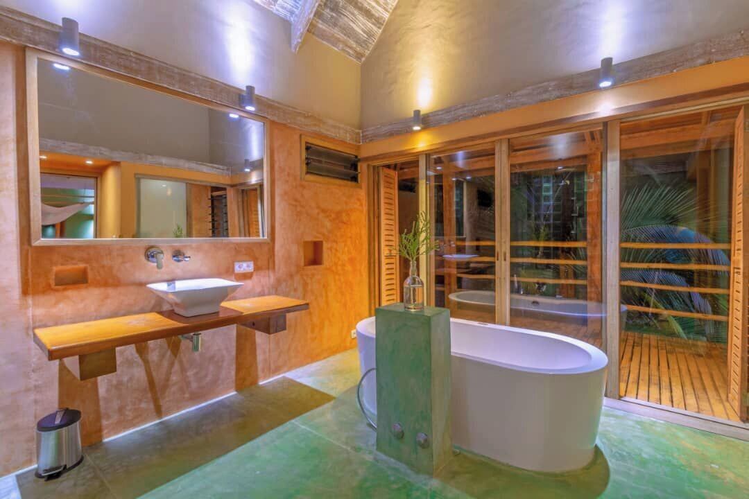 Island Cape South (2 Bedrooms) | Bathroom | Separate tub and shower, towels