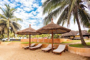 Privat strand, solsenger, surfing og kajakkpadling