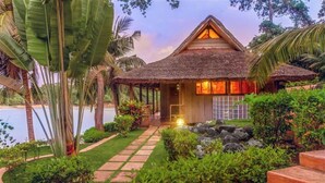 Island Bay Side Suite (2 bedrooms) - Lou Moon Eco-Luxury Resort (Ejan)