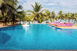 Outdoor pool, free cabanas, pool umbrellas - Lou Moon Eco-Luxury Resort (Ejan)