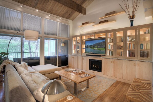 Smart TV, fireplace - Elevated Escape (#787) | On Golf Course - AC/Pool/Hot Tub - 10 min to Ski (Durango)