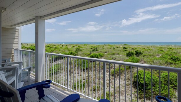 Un espacio al aire libre techado con vista a la playa y el océano.