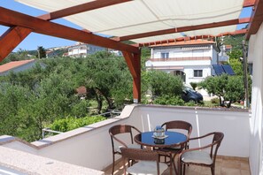 Outdoor dining - Apartment mit Meer- und Hügelblick (Barbat)