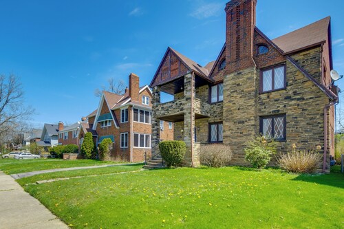 Trendy South Euclid Apt - 5 Mi to Cleveland Clinic