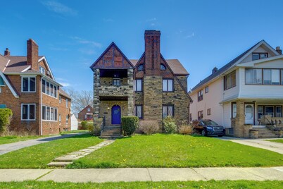 Trendy South Euclid Apt - 5 Mi to Cleveland Clinic