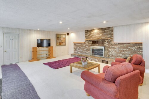 Spacious Studio - 5 Mi to MGM Northfield Park!