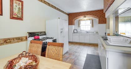 Spacious Studio - 5 Mi to MGM Northfield Park!