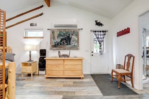 Cozy Cottage w/ Park Pass, 1 Mi to Jenkinson Lake!