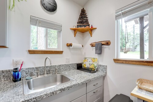 Cozy Cottage w/ Park Pass, 1 Mi to Jenkinson Lake!