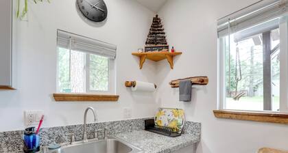 Cozy Cottage w/ Park Pass, 1 Mi to Jenkinson Lake!