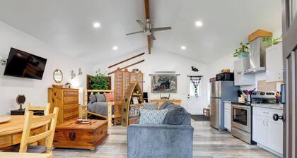 Cozy Cottage w/ Park Pass, 1 Mi to Jenkinson Lake!