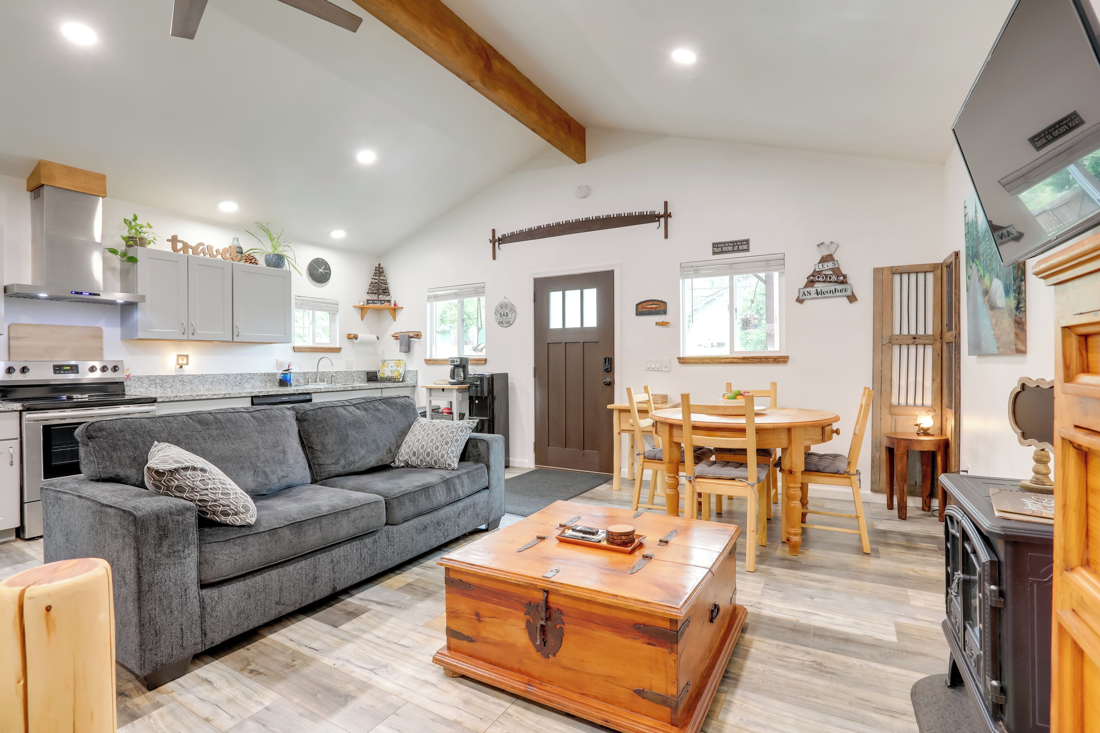 Apartment (0 Bedroom) | Ruang tamu | Pendiangan 