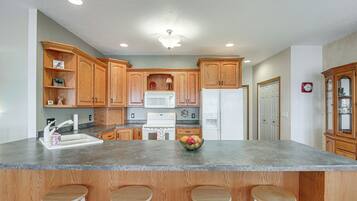 House (5 Bedrooms) | Interior