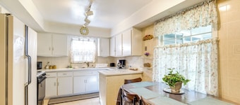 Cleveland Heights Home w/ Sunroom: Park Across St!