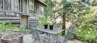 8 Mi to Yosemite National Park: Cabin w/ Fire Pit