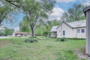 House (3 Bedrooms) | Interior - Cozy Carterville Home: 3 Mi to Crab Orchard Lake! (Carterville)