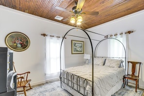 House (3 Bedrooms) | Interior - Cozy Carterville Home: 3 Mi to Crab Orchard Lake! (Carterville)