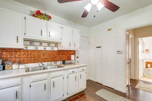 Apartment (2 Bedrooms) | Interior - South Euclid Apt < 10 Mi to Downtown Cleveland! (South Euclid)