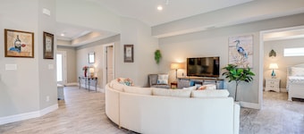 Bright Rotonda West Home w/ Patio, 7 Mi to Beach!